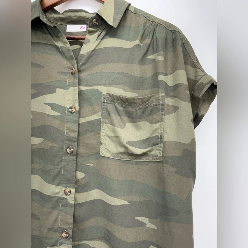So size Medium Women’s Green Camo Button Up Cyber Grunge Campcore Camp Shirt - Picture 2 of 6